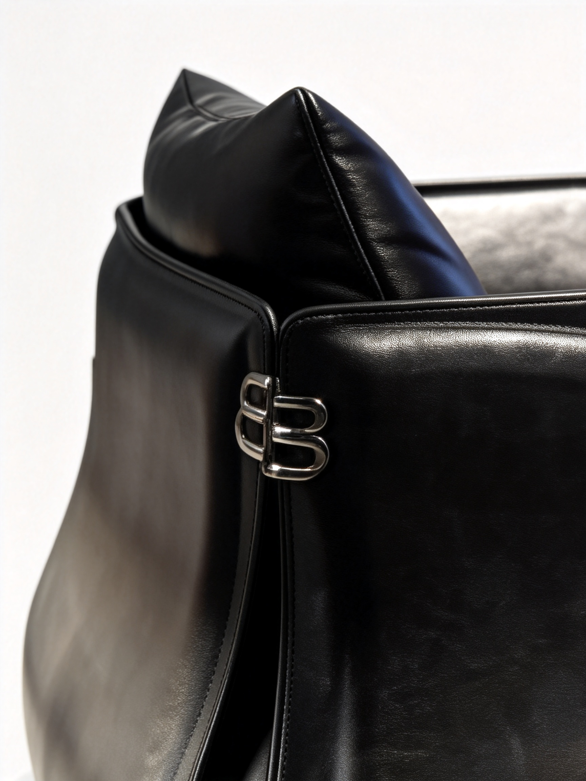VAREN Leather Lounge Chair